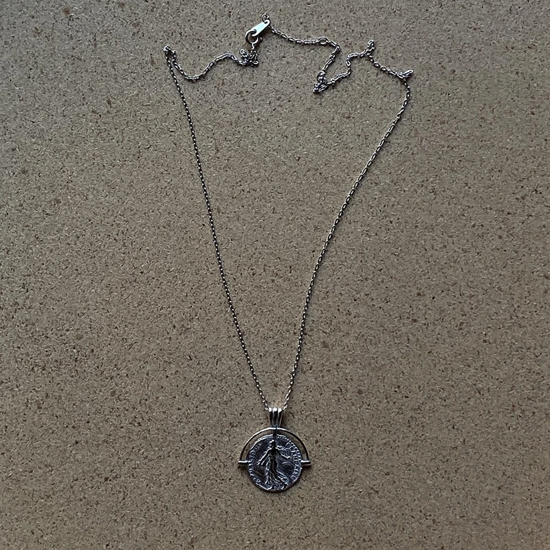 

Silvology 925 Sterling Silver Queen Coin Pendant Necklace Gold Color Round Elegant Letter Necklace for Women Festival Jewelry