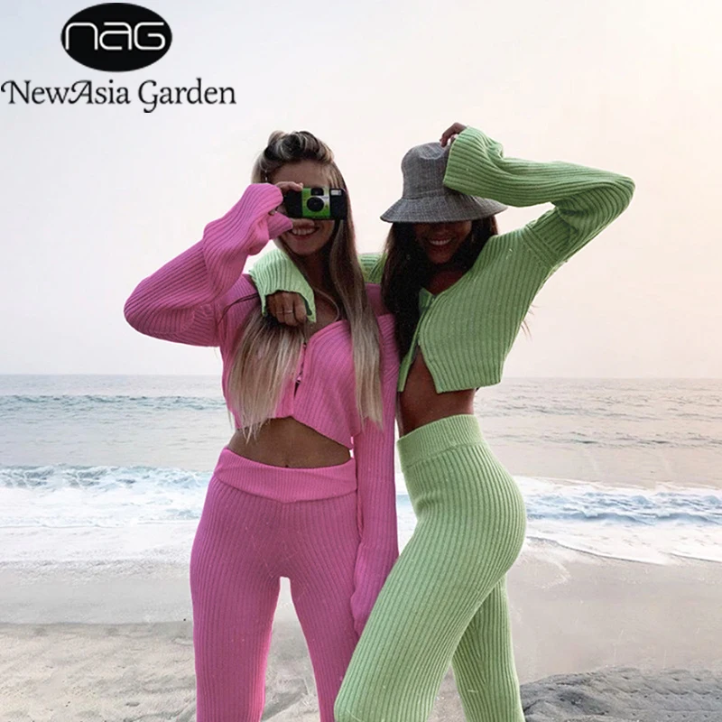 Женский трикотажный костюм из двух предметов в рубчик с рукавами-фонариками на