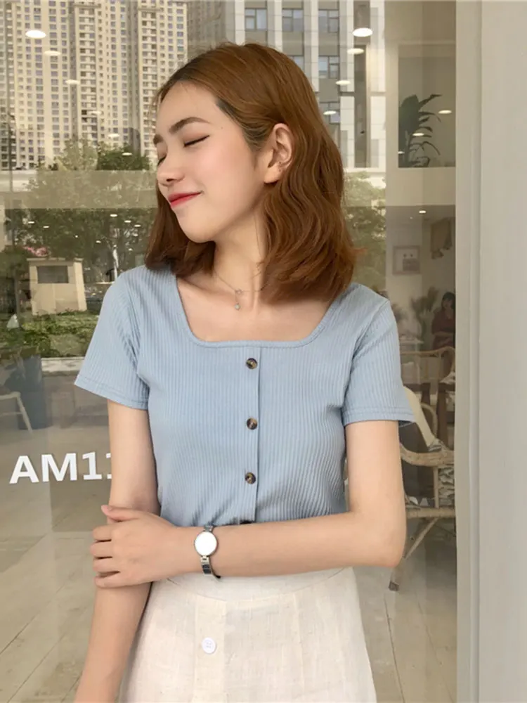 Женская трикотажная футболка HELIAR однотонная хлопковая с коротким рукавом и