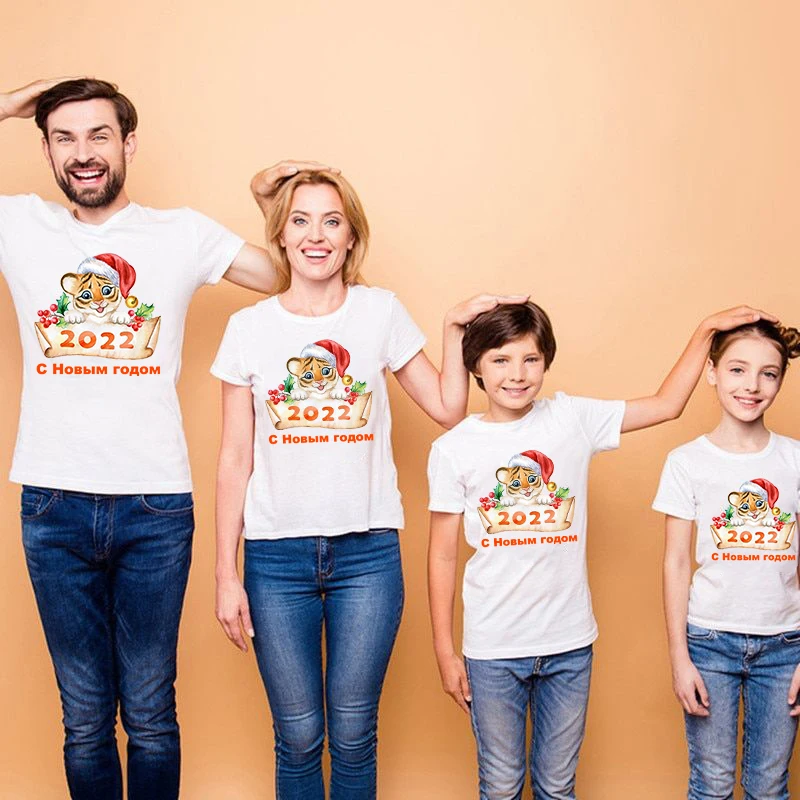 

2022 Happy New Year Russian Letter Family Matching Clothes Tiger Years Dad Mom Daughter Son T-shirt Short Sleeve Festival Gift