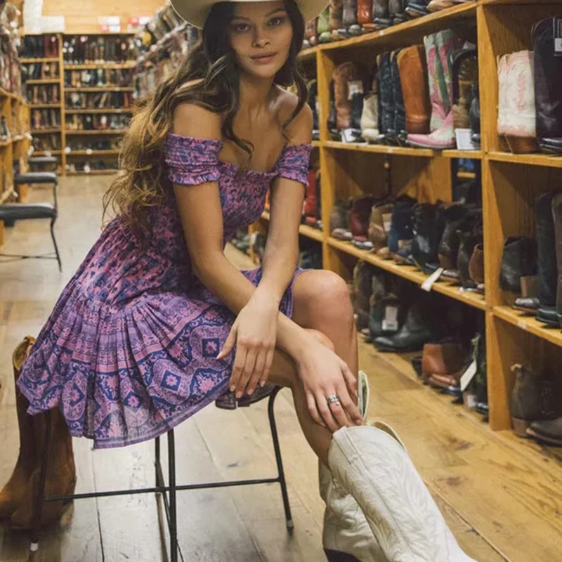 Женское винтажное мини-платье с цветочным принтом открытыми плечами и поясом на