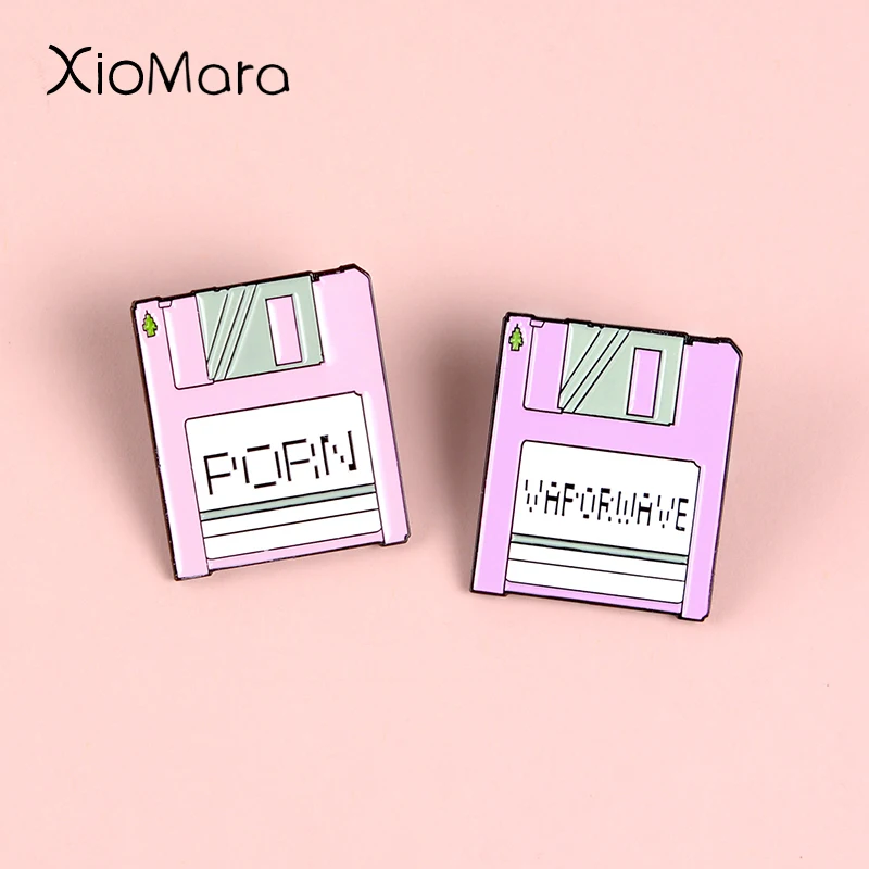 Розовая эмалированная булавка для хранения карт памяти на жестком диске