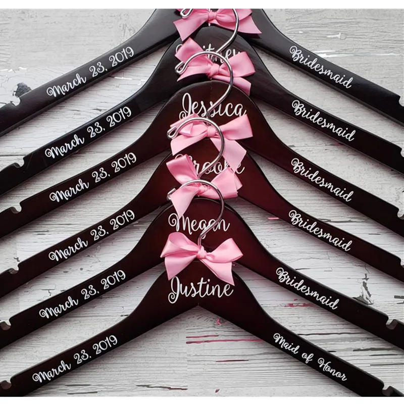 Персонализированные вешалки для свадьбы из дерева с лазерной гравировкой для платья жениха, пальто невесты, подарок для невесты на девичнике, подарок для подружек невесты.