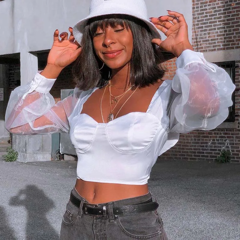 Женский укороченный топ из органзы с квадратным воротником и рукавами