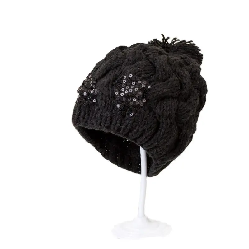 Фото Осенне-зимняя шапка Женская универсальная шерстяная с защитой ушей и блестками в