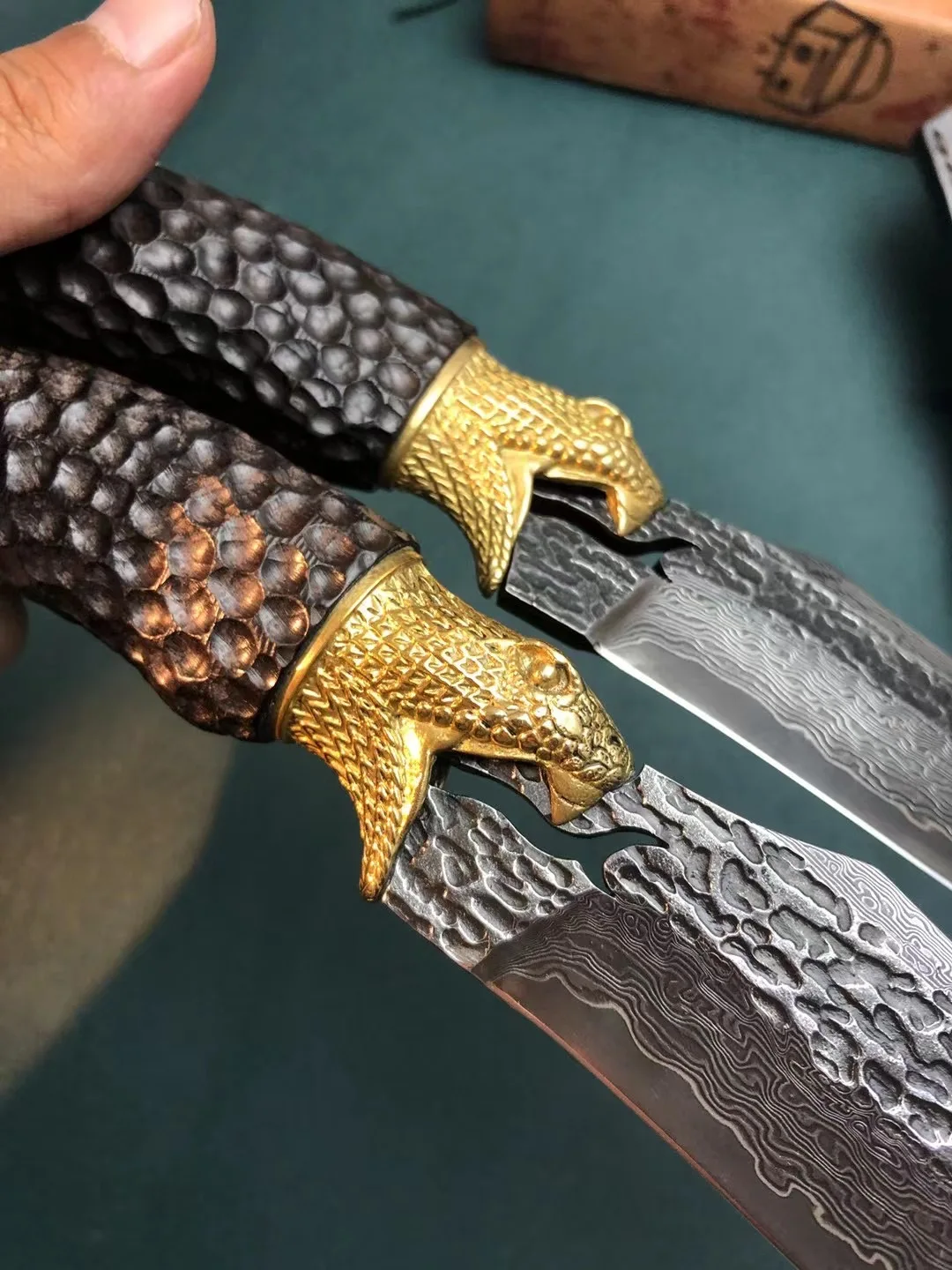 Нож из дамасской стали с фиксированным лезвием рукоятка черного дерева и для