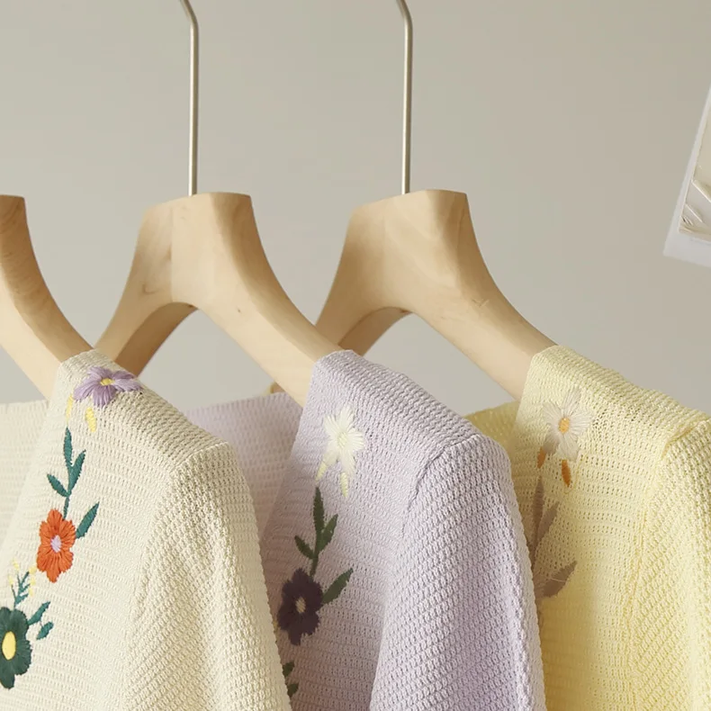 

2020 Summer Embroidered Flower V-neck Knitted T-shirt Girls