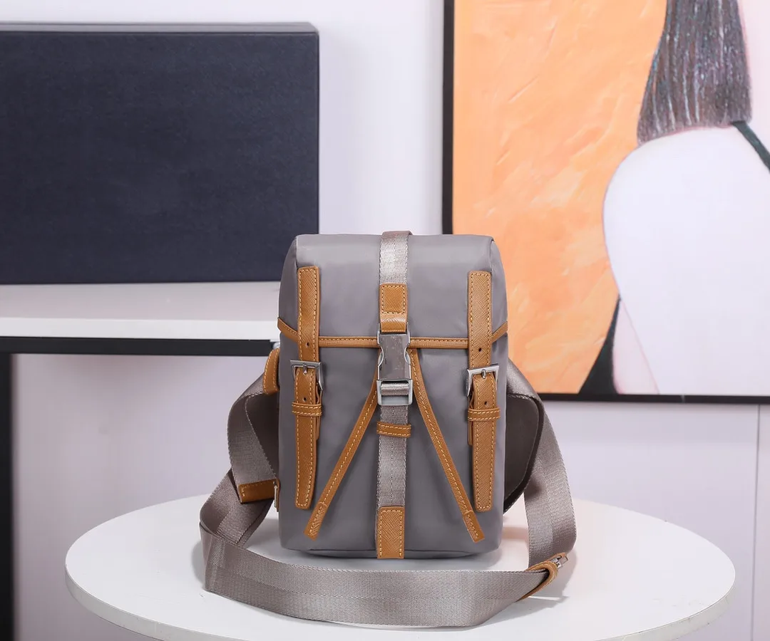 

Мужская коричневая маленькая дорожная многофункциональная нагрудная сумка