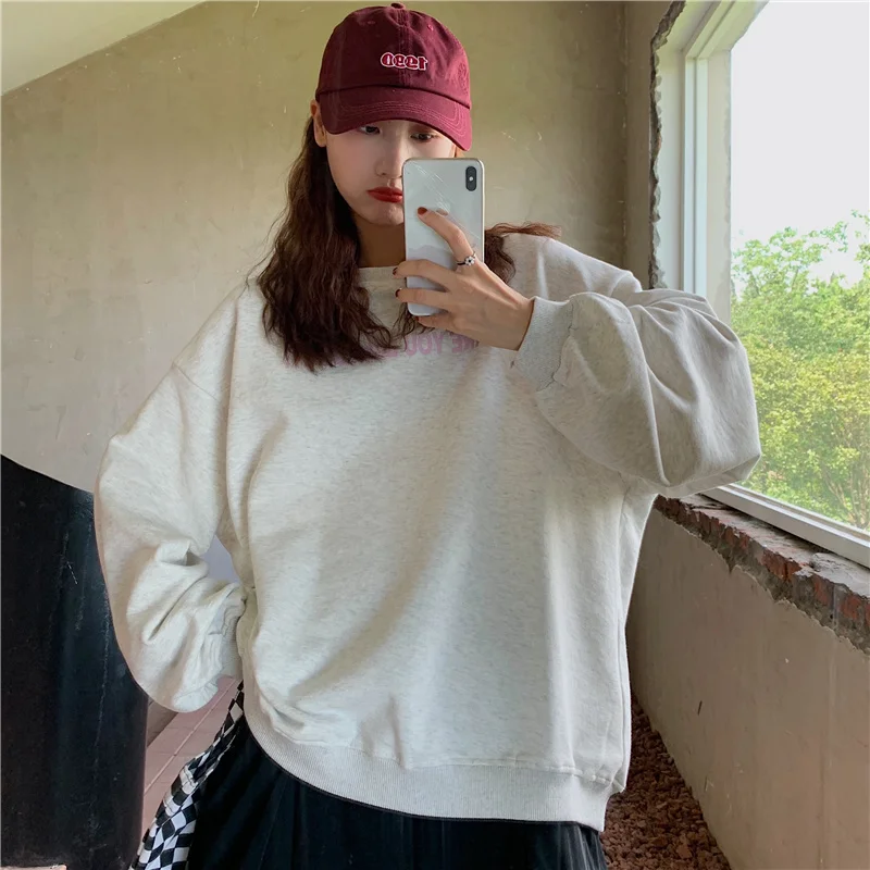 

Свитер в клетку с принтом