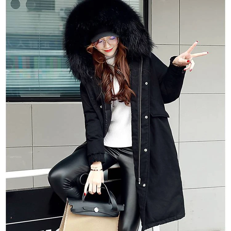 Женская куртка на белом утином пуху с капюшоном из натурального меха енота |