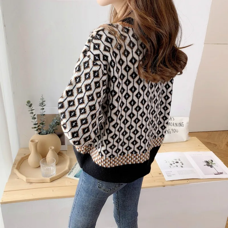 

Retro diamond V-neck knitted cardigan women's autumn and winter Korean style lazy temperament loose contrast sweater coat