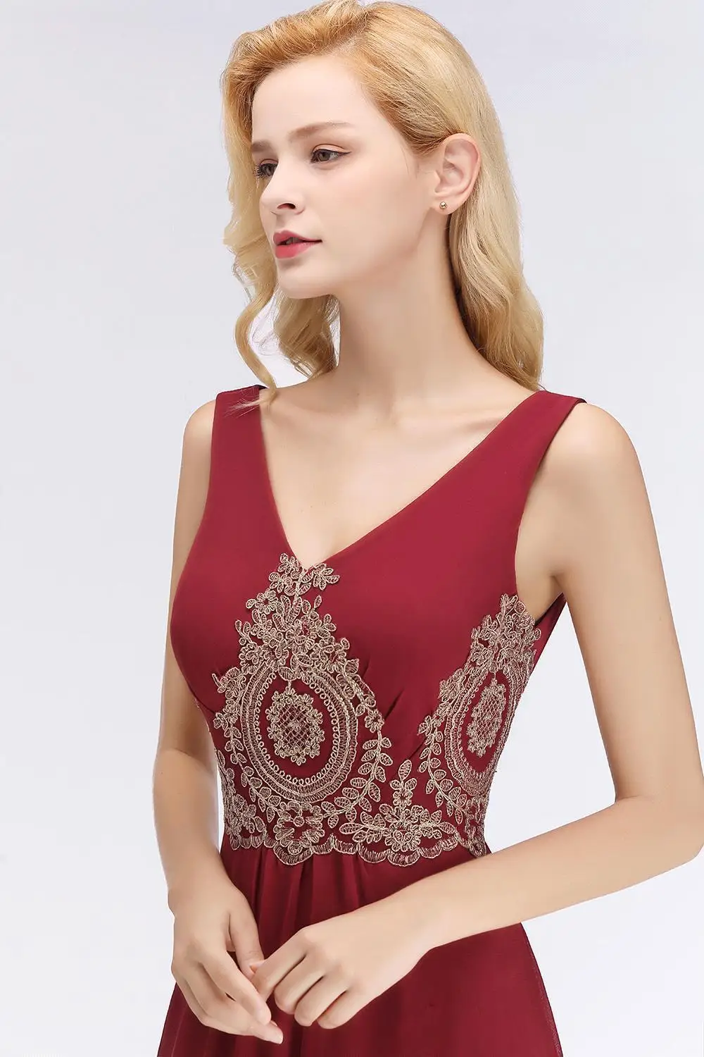 Длинное вечернее платье бордового цвета модель 2019 года с V образным вырезом без