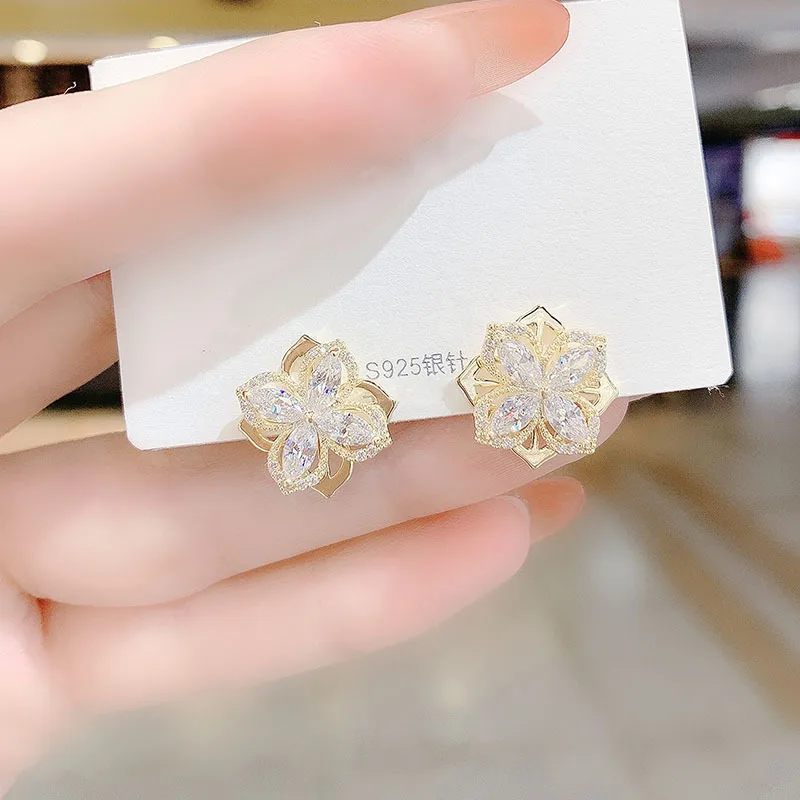 

2021 New Silver Needle Four Leaf Small Flower Exquisite Earrings Rotating Windmill Super Flash Design Sense For Women Jewelry