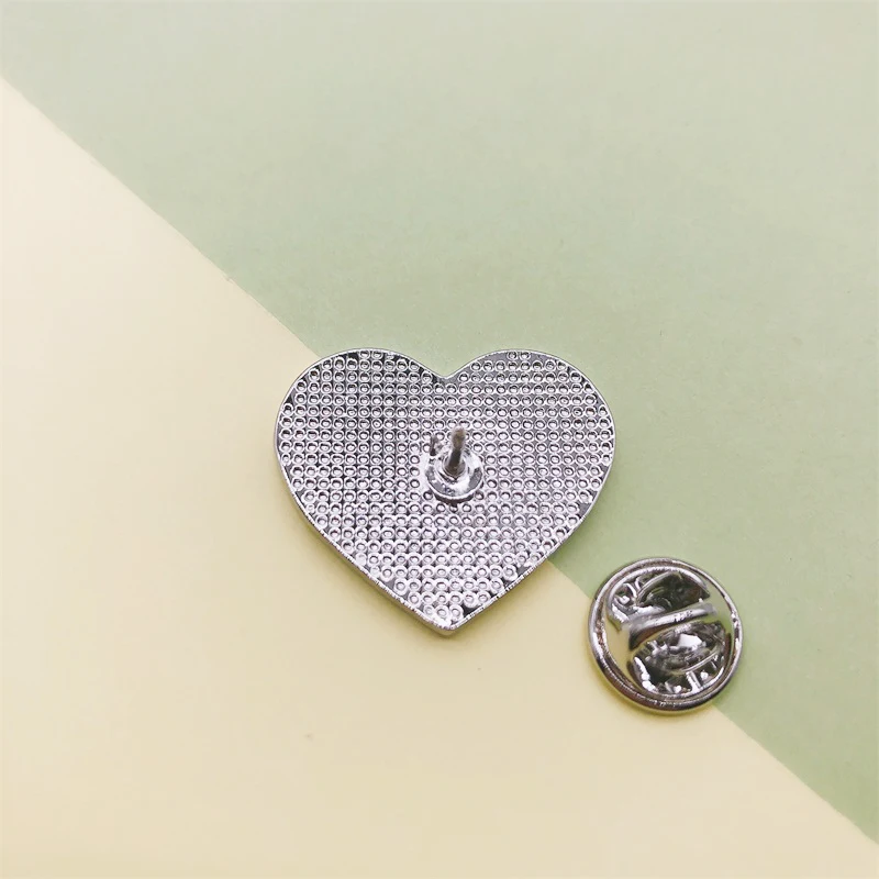Милая Веселая эмалированная брошь в форме сердца зеленой земли значок из сплава