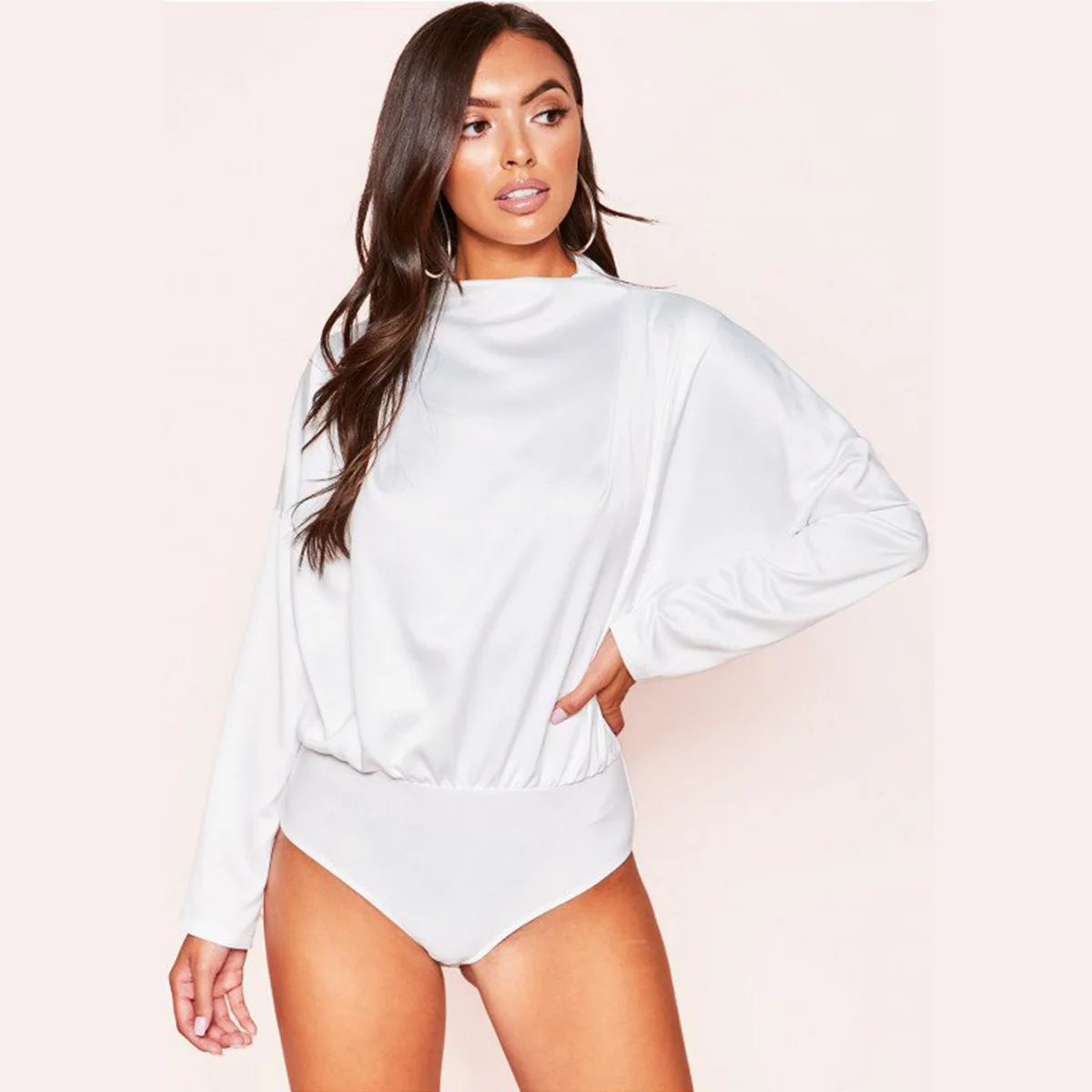 Осенне зимний комбинезон женский белый свободный с круглым вырезом и открытой