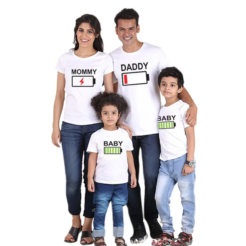 Family Matching Clothes Daddy Mom and Me Baby Boy Girl T-shirt Funny Battery Print Look Outfit | Мать и ребенок