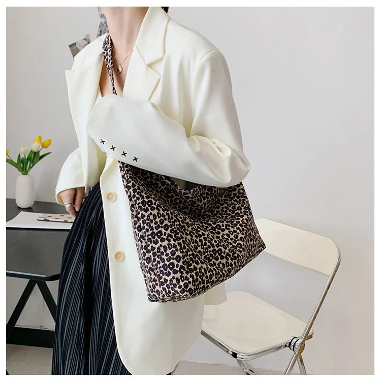 

Large capacity female leopard grain bag bag fall 2021 new tide of fashion sense one shoulder alar package brim backpack female