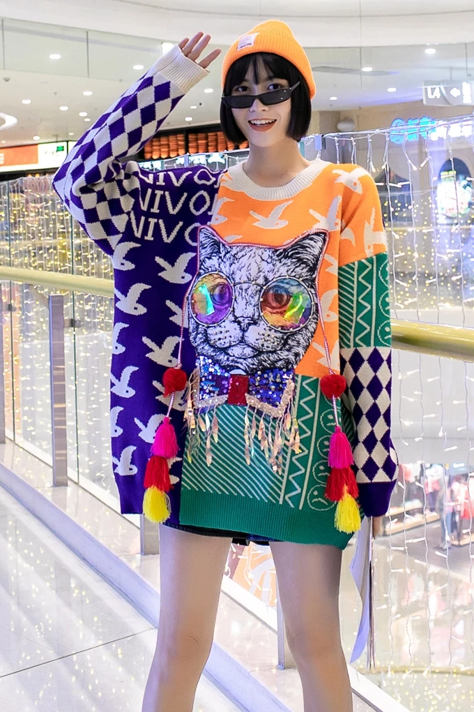 

Europe station 2020 autumn and winter thick jacquard heavy industry sequins cat loose sweater women lazy wind top trend