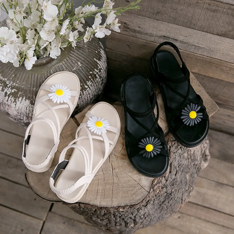 

2021 summer new flat flat with low-heeled sandals wild daisies female flowers shoes fine with the Roman shoes tide