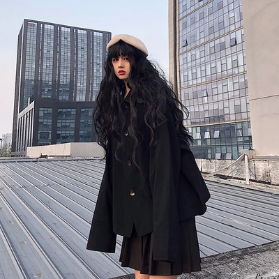 Женская Осенняя куртка в стиле темного цвета свободная с длинными рукавами и