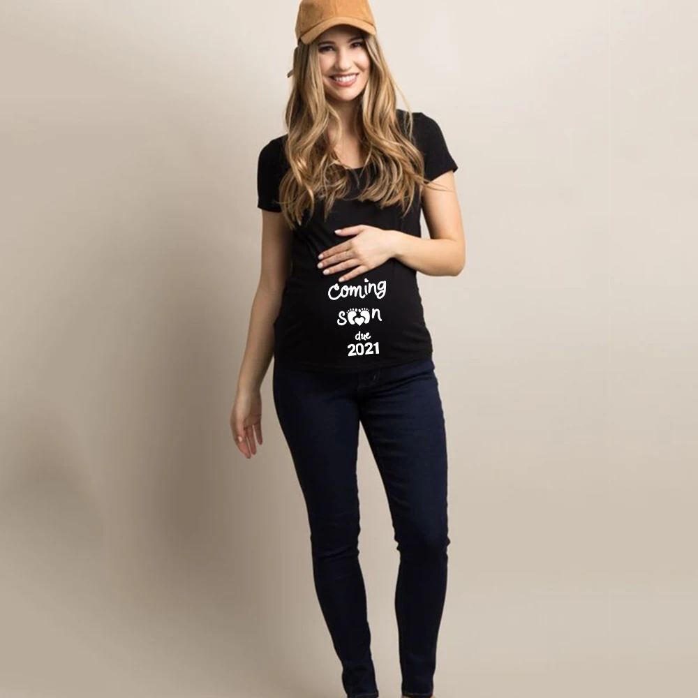 

Mom EST. 2021 Pregnancy Announcement Shirt Baby Coming 2021 Announcement Materinity T-Shirts Summer Short Sleeve Tops Tee