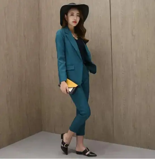 Модный женский костюм с двойным набивным рисунком полурукавами и надрезом