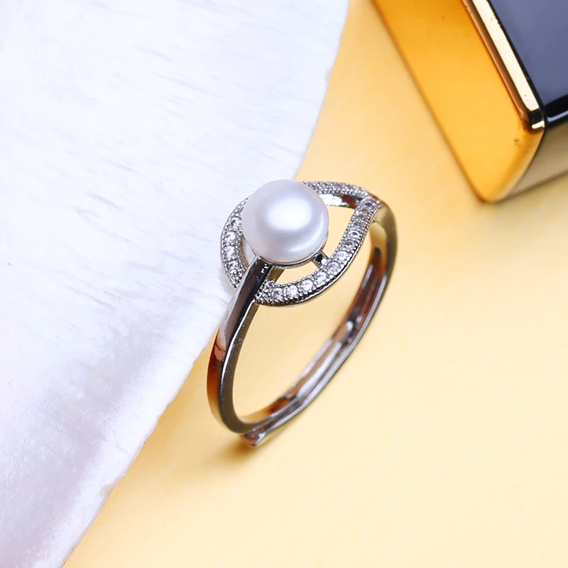 Женское кольцо с натуральным пресноводным жемчугом серебристого цвета |
