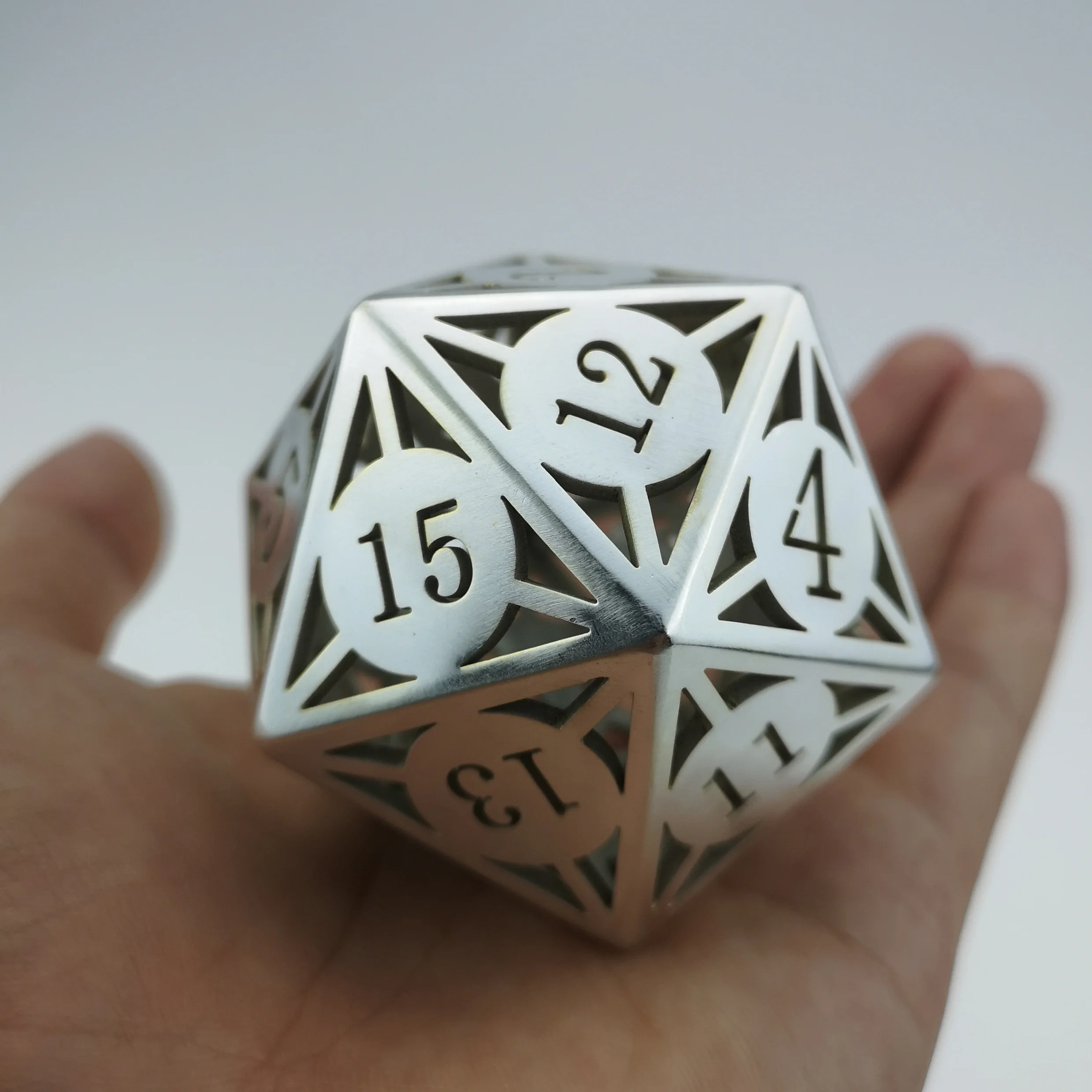 Гигантские полые металлические игральные кости Rollooo D20 Серебряная отделка для
