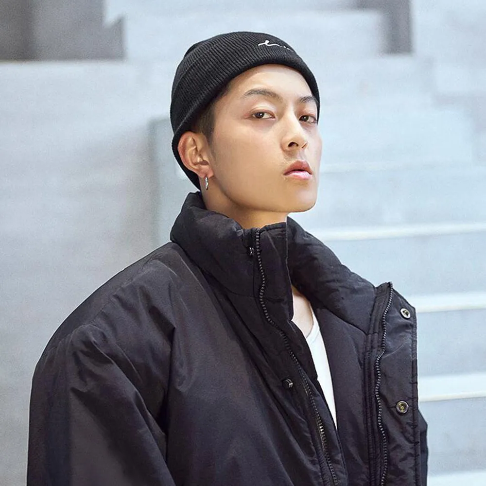 Мужская и женская шапка с буквенным принтом унисекс теплая в рубчик зимняя