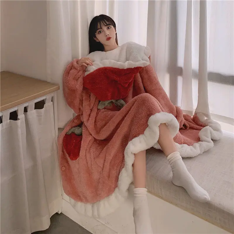 

Kawaii ночная рубашка для женщин Зимний плюшевый длинный халат милый красивый необработанный клубничный Пижама с капюшоном костюм для домашн...