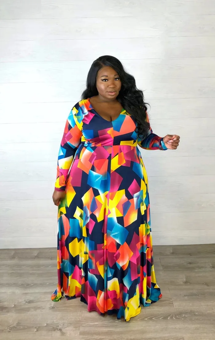 

Женское платье с поясом и V-образным вырезом