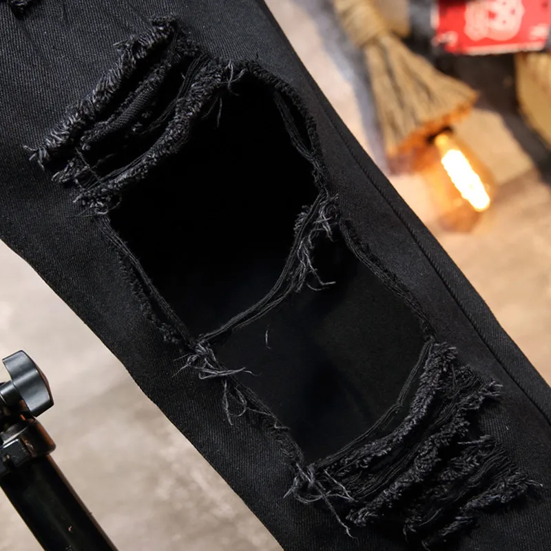 Джинсы мужские в стиле хип-хоп черные зауженные рваные нестандартной формы |
