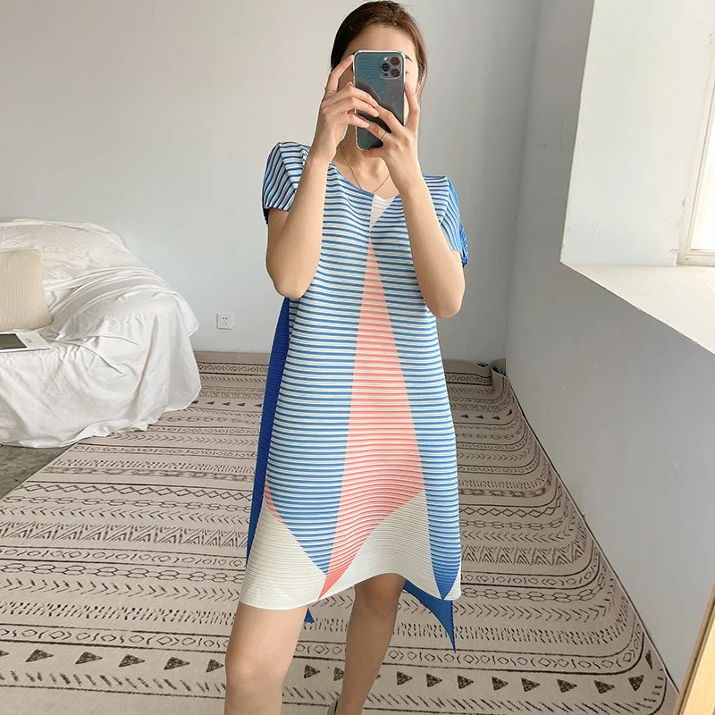 

LANMREM Striped Pleated Dress Women's Summer 2021 New Fashion Loose Casual Round Neck Temperament Large Size Dresses 2D6012