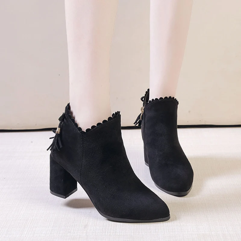 Замшевые женские ботильоны на высоком каблуке черные ботинки с оборками и