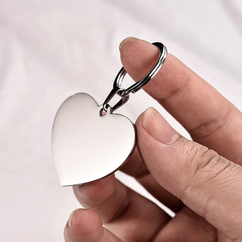 Металлический брелок для ключей с сердечками и гравировкой на обеих сторонах