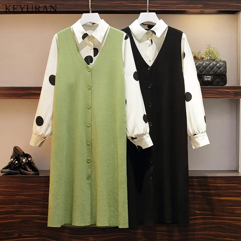 Вязаный жилет без рукавов на пуговицах и рубашка в горошек с длинными