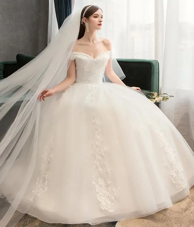 Простое кружевное свадебное платье с открытыми плечами и V-образным вырезом |