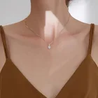 Женское серебряное ожерелье с фианитами в форме капли
