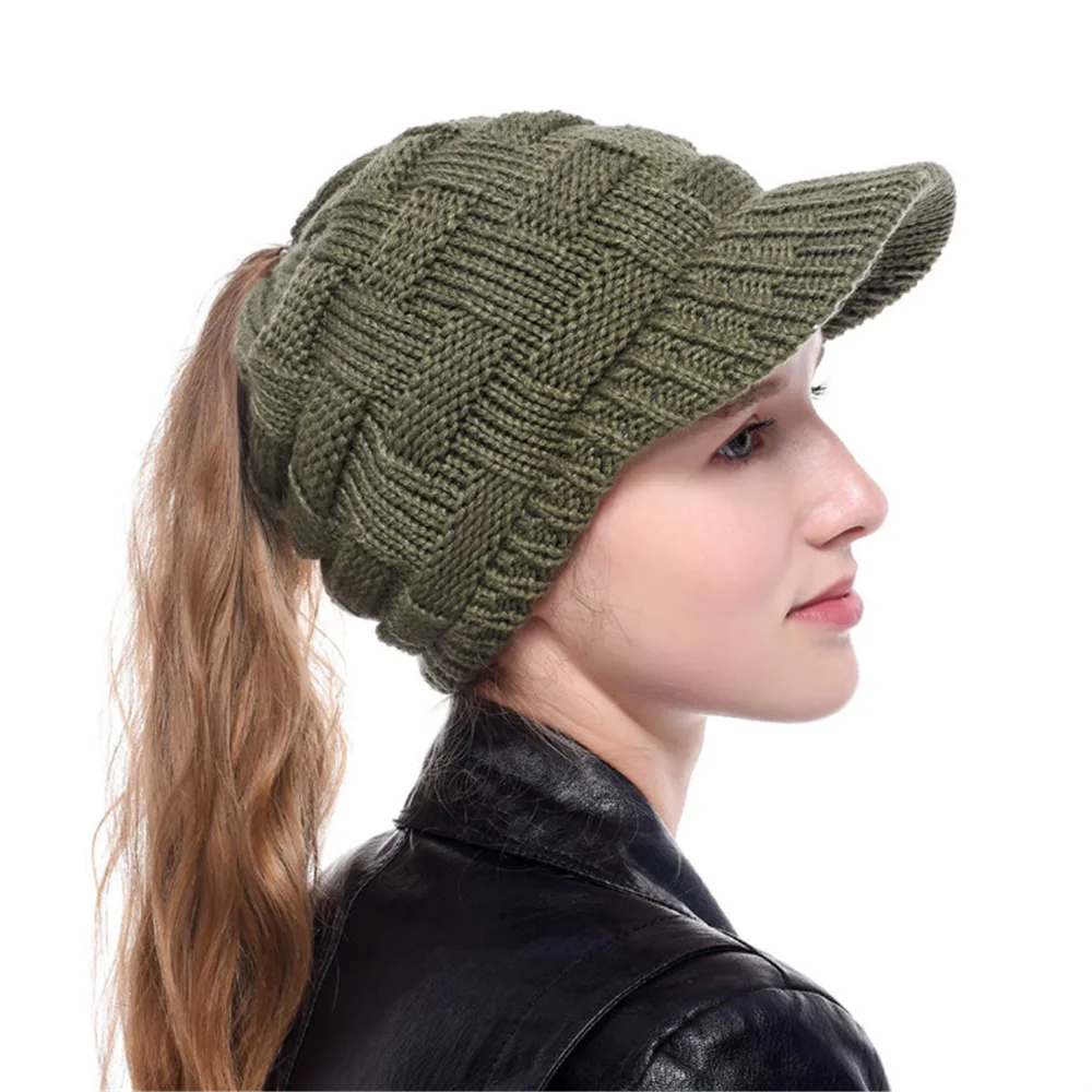 Шапка конский хвост зимняя женская вязаная теплая шапка пучок волос облегающая