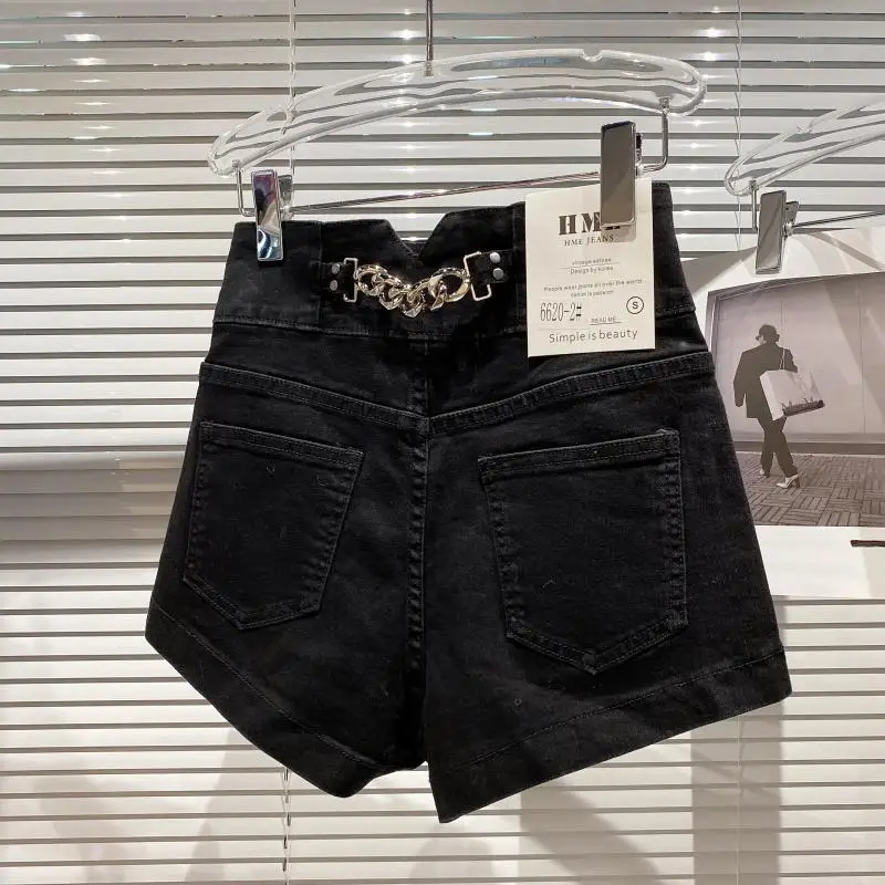 

2020 Winter New Style Back Waist Metal Chain Denim Shorts design Three Part Wash Water Straight Tube Jeans Shorts