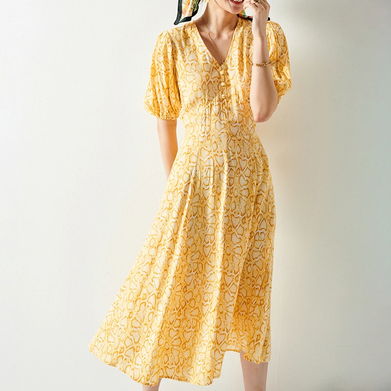 Женское платье средней длины со змеиным принтом желтое с V образным вырезом и