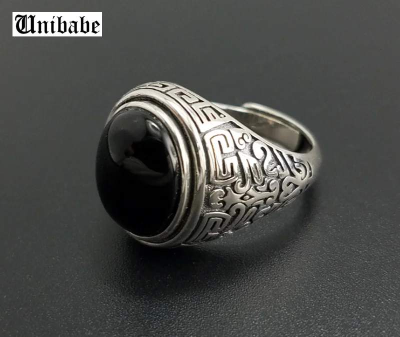 Мужское кольцо с геометрическим узором из серебра 925 пробы черным гранатом