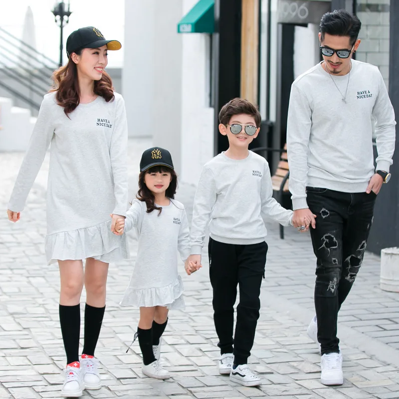 Одинаковая одежда для мамы и сына 1 предмет платья дочки семейный осенний