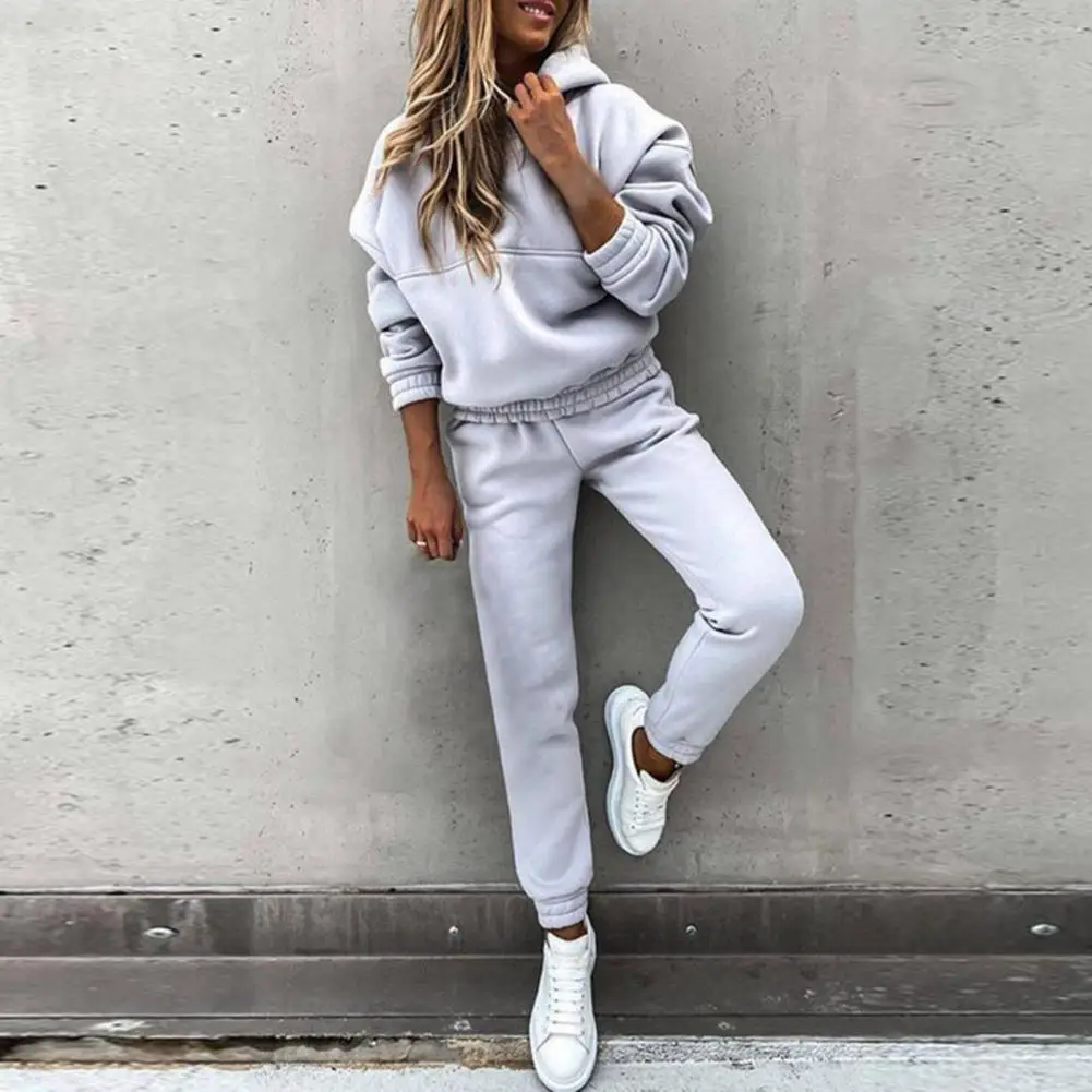 Комплект из двух предметов: толстовка с длинным рукавом и спортивные брюки