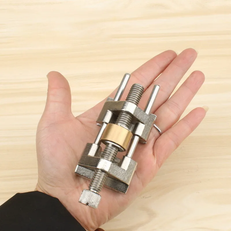 Направляющая для заточки по дереву с фиксированным углом и боковым зажимом из