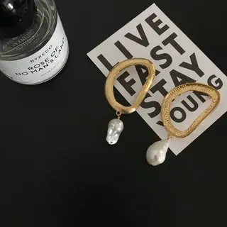 

Natural Baroque Pearl Pendant D-shaped Earrings Brass Plated Earrings