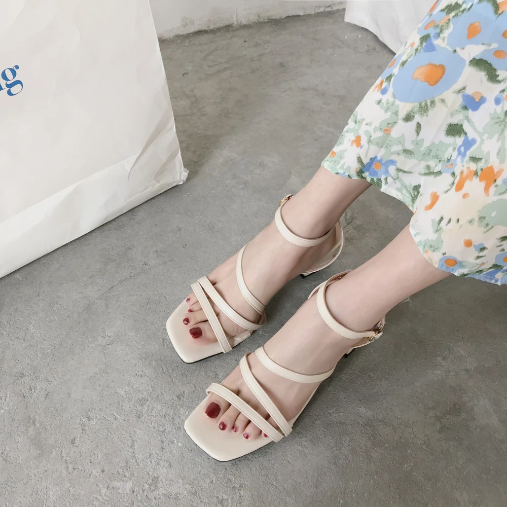 Женские босоножки с открытым носком на толстом каблуке бежевые фиолетовые