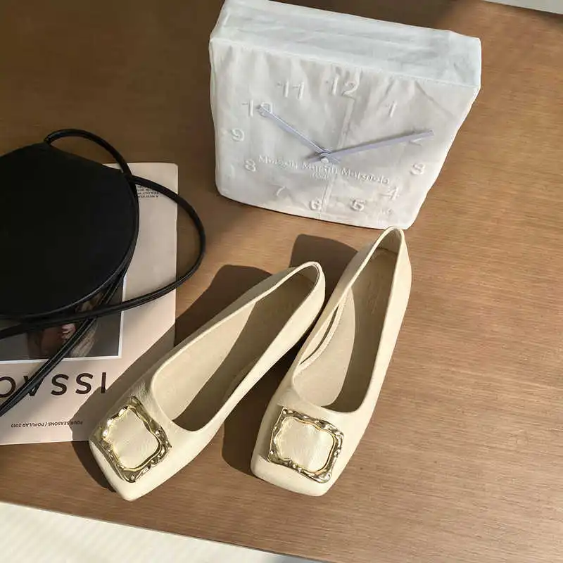 

2021 spring new comfortable soft sole soft leather temperament Korean single shoes women's shallow mouth square head metal