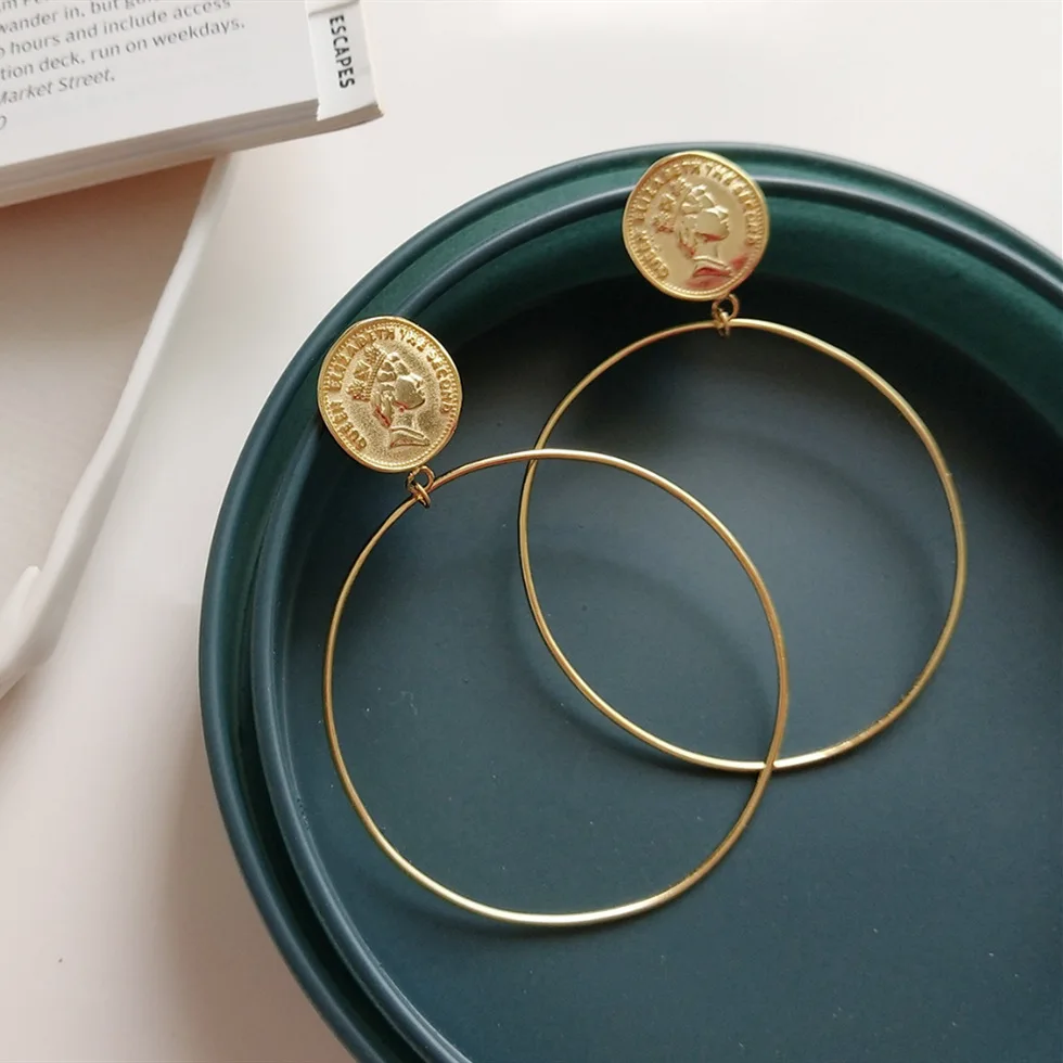 

European and American style queen hoop earrings vintage gold earrings