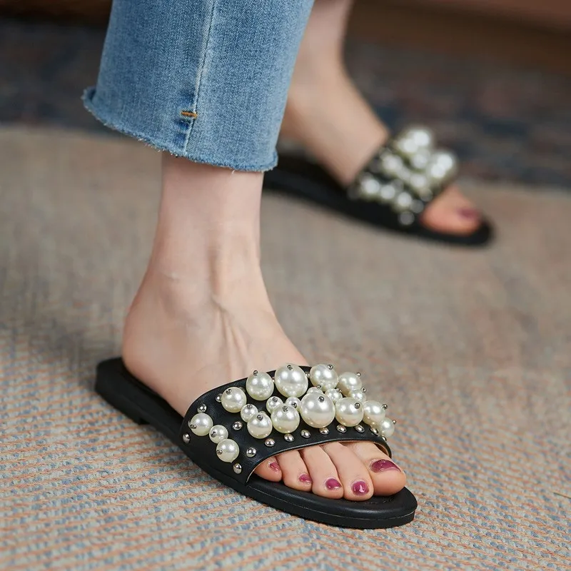 

Шлепанцы женские из натуральной кожи, роскошные дизайнерские сандалии, открытый носок, с жемчужинами, заклепками, плоская подошва, повседне...